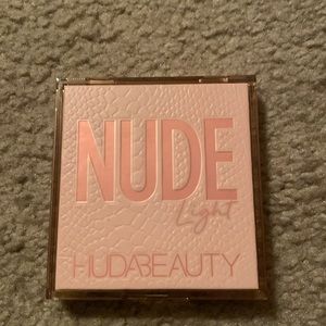 Huda  beauty light nude obsessions